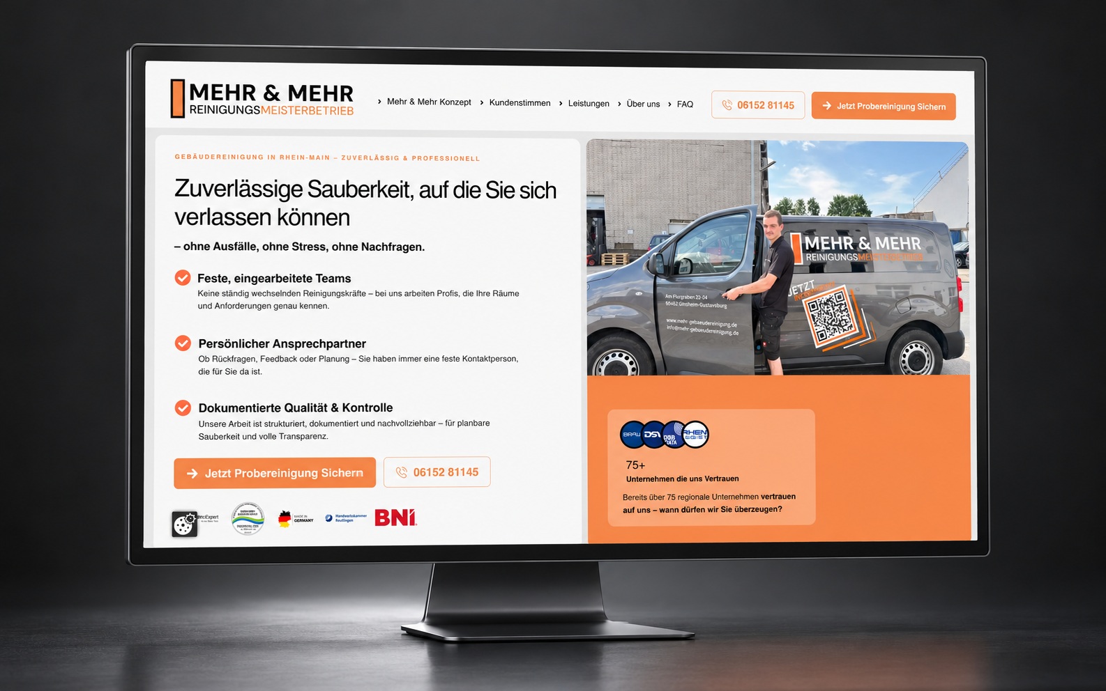 Vollständiges Projektbild der Mehr-&-Mehr-Website im dunklen Studio